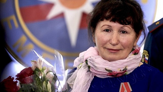 Крановщица, спасшая в Петербурге рабочих, получила награду МЧС России