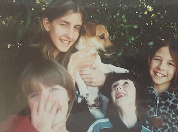 Сестры воссоздали фото с собакой, сделанное 16 лет назад, в последний день её жизни