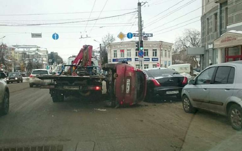 В Кирове Lada Kalina упала с эвакуатора на припаркованный Jaguar