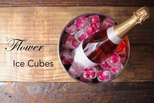 Идея для романтического ужина – шампанское со льдом из цветочных лепестков