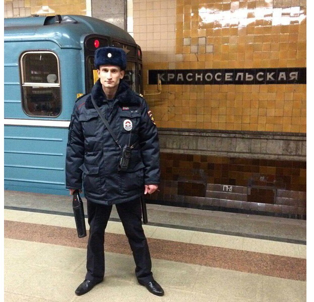 Полицейского наградят за спасение девушки из-под колес поезда
