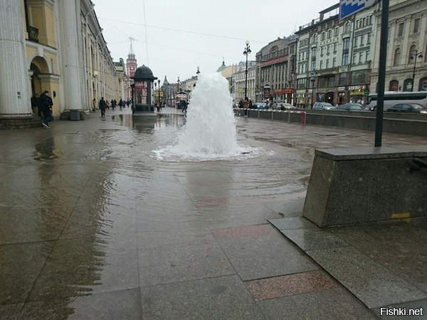 В центре Санкт-Петербурга, на Невском проспекте &quot;заработал&quot; фонтан
