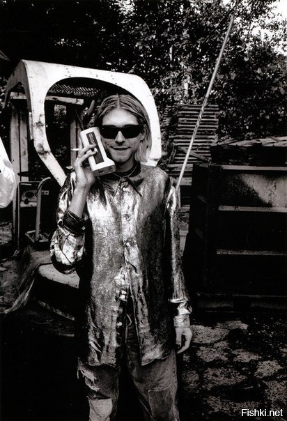 Курт Кобейн со своим мобильным телефоном, 1993 г