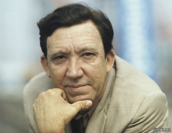 — А сейчас мы проедем эту большую стену, и вы увидите район, где все бросили ...