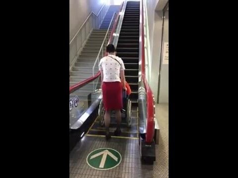  Японский эскалатор для инвалидов-колясочников 