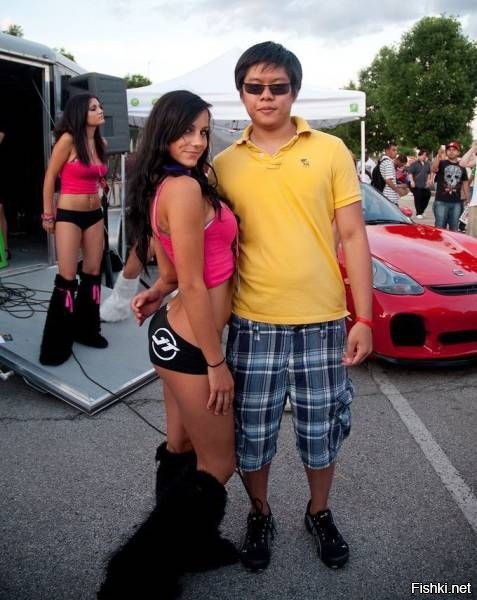 Бывают же чмошники, она возле него выгибается а он даже помацать не может