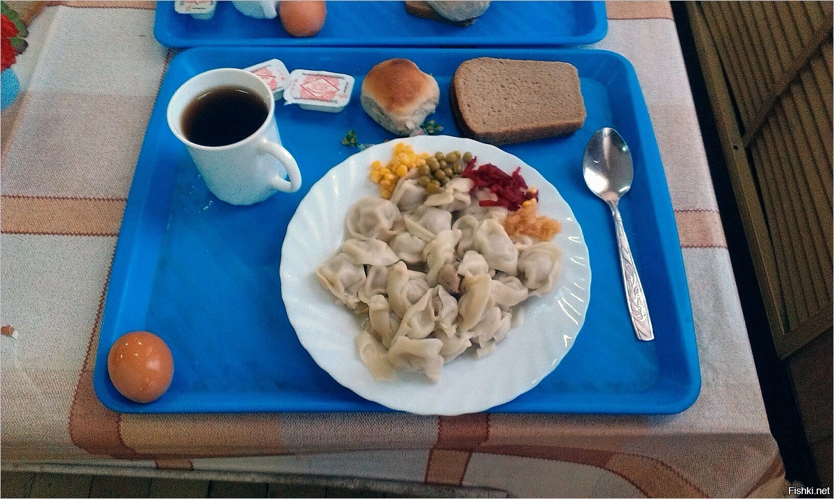 Типовой завтрак из солдатской столовой, где питаются военнослужащие отдельной...