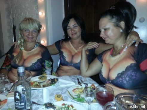 Мужья подарили футболки