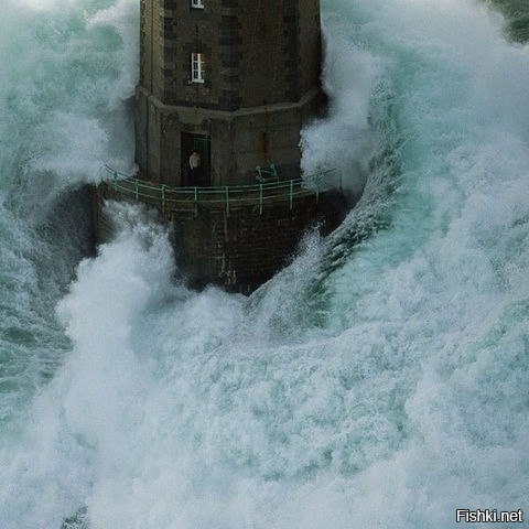 Смотритель маяка просто вышел покурить