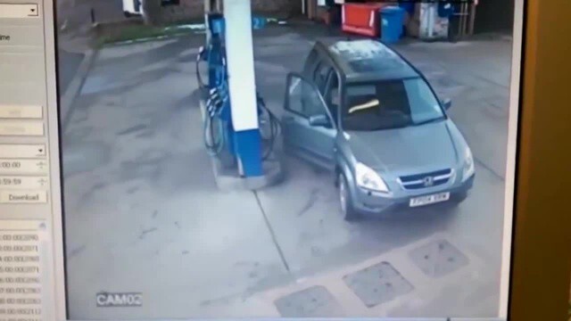 Дама на заправке, интересно она всё же заправилась