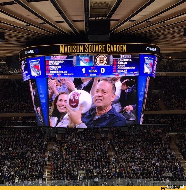 Том Хэнкс на хоккее вместе со старым другом