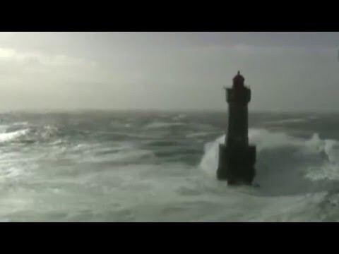200 летний маяк против стихии во Франции