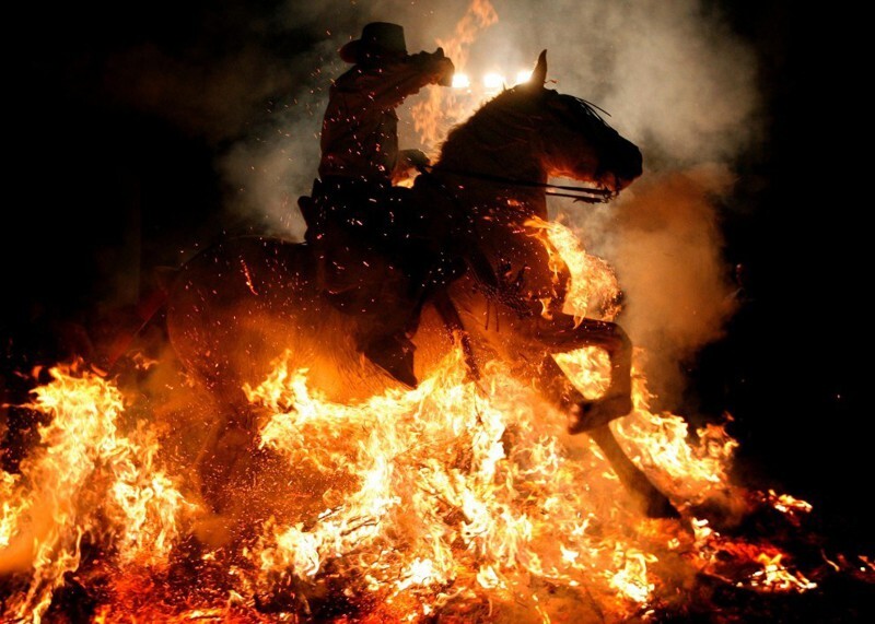 В Испании дух лошадей очищают огнём