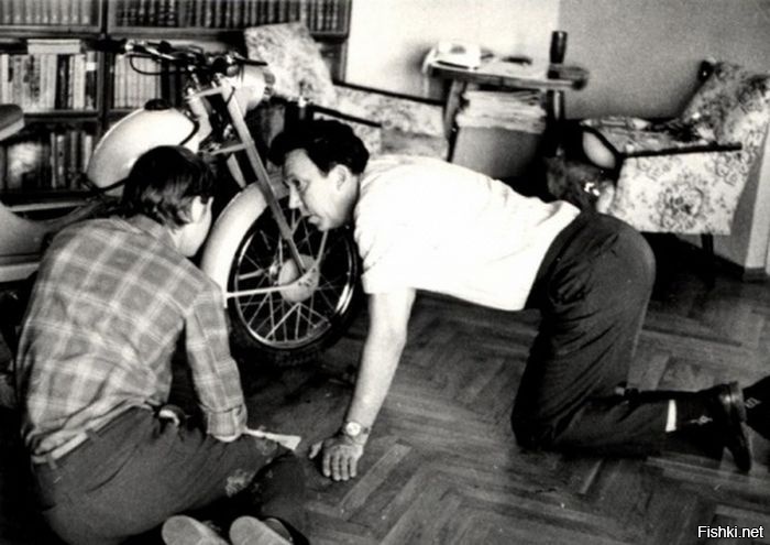 Юрий Никулин с сыном перед мопедом, 10 декабря 1972 года, Москва
