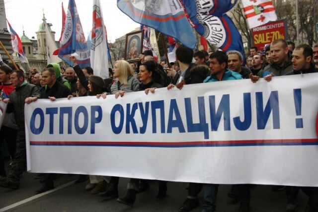  В центре Белграда звучит "Вставай, страна огромная!"