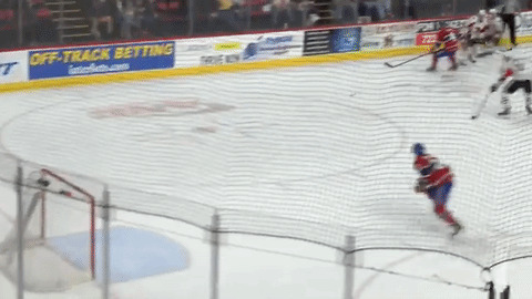 В конце игры против ”Бингхэмтон Сенаторс” (Binghamton Senators) ”Айс Кэпс” (I...