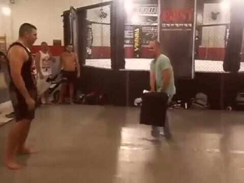 Боец UFC отрабатывает Low Kick