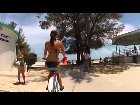 Красивая девушка на велосипеде