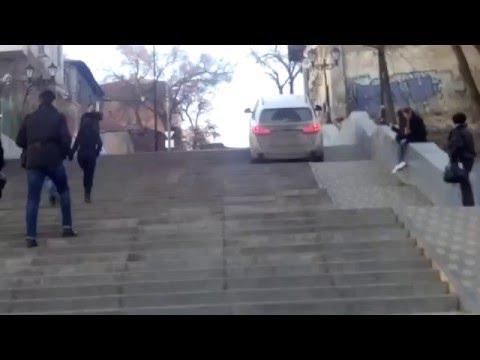 В Ростове автомобиль проехал по лестнице, спускающейся к набережной