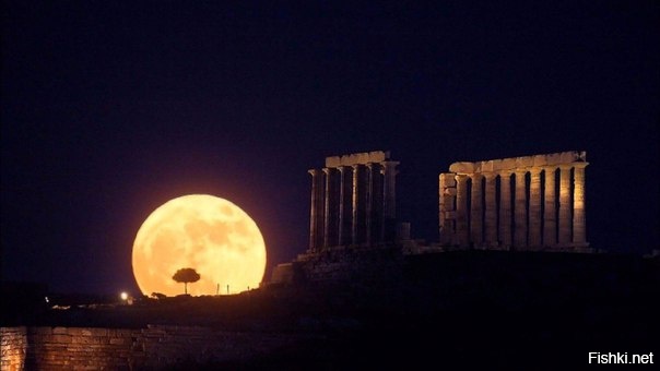 Восход полной луны над храмом Посейдона, Афины, Греция