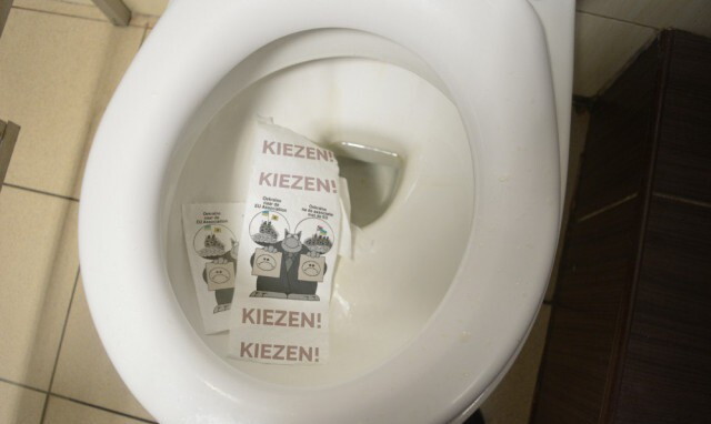 Нидерлады выпустили туалетную бумагу с призывом не голосовать за вступление Украины в ЕС