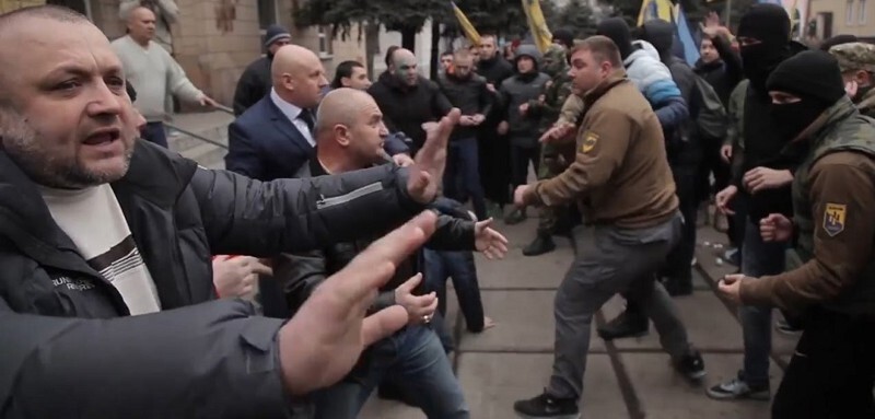 Нацизм не прошел: на Донбассе мэр и его замы побили толпу боевиков «Азова» (ВИДЕО 18+)