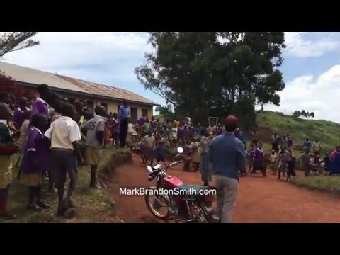 Африканские дети первый раз увидели квадрокоптер