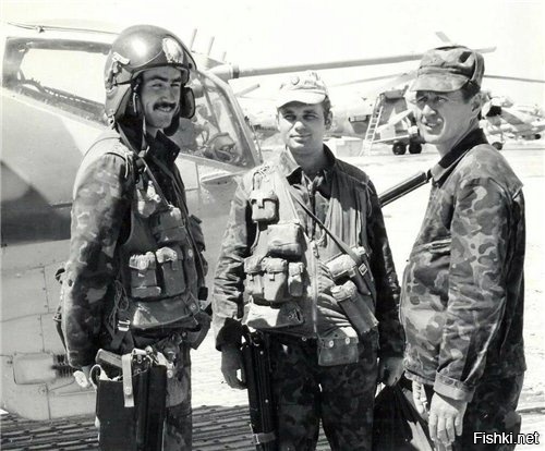Видите, что висит на бедре у этих вертолетчиков