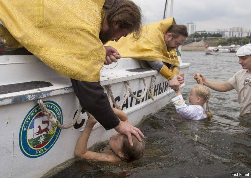 Дядька слева как- то не того