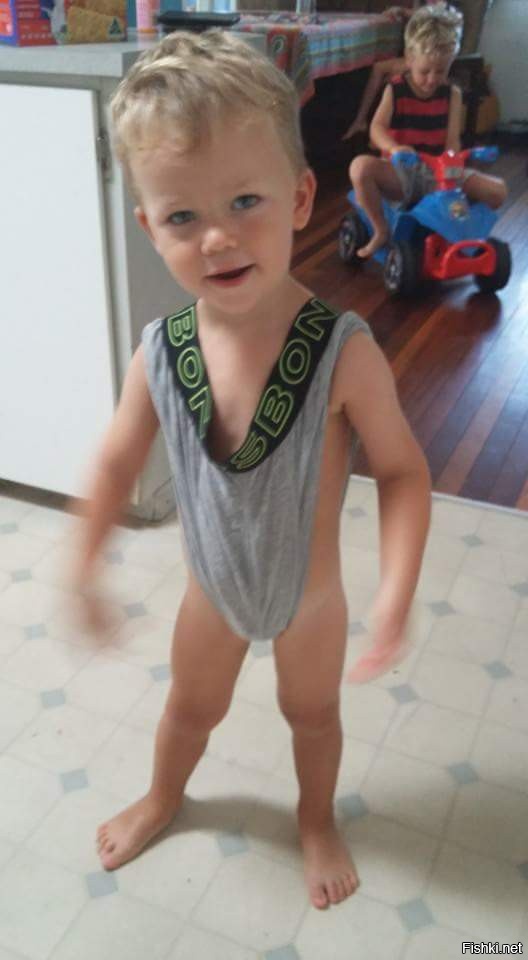 За папой донашивает