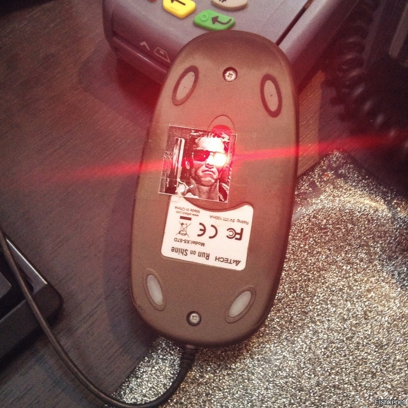 Заметил на мышке рабочего компьютера скотч, перевернул, а там он