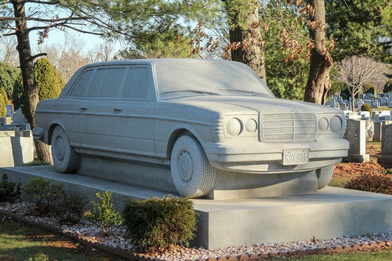 Гранитный мемориал Mercedes-Benz на кладбище в Нью-Джерси 