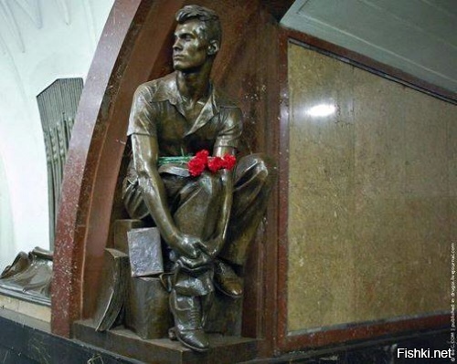 Площадь Революции, парень с книгой