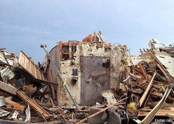 10 сотрудников и 5 посетителей банка в Оклахоме переждали торнадо в этом сейфе