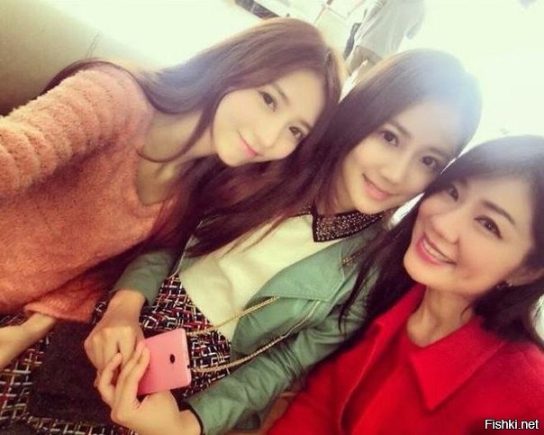 50-летняя мама с двумя дочерьми