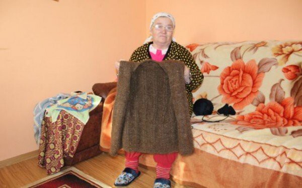 Пожилая женщина 20 лет собирала свои волосы и в конце концов связала из них жилет