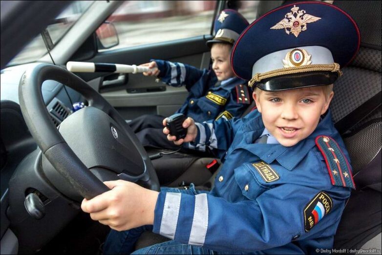 Полицейские спасли маленьких детей