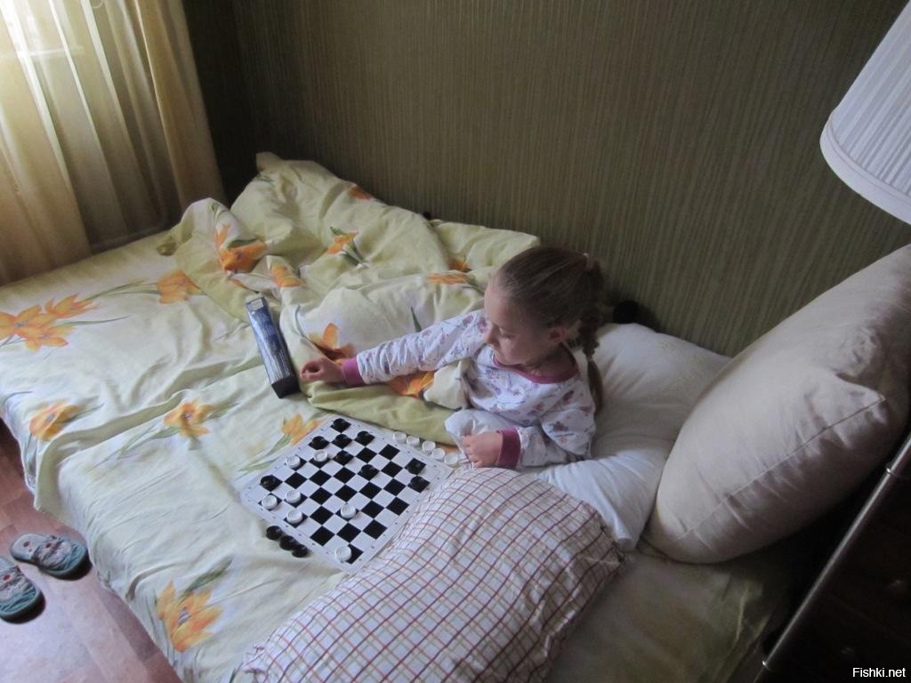 Телевизор, куклы, планшет