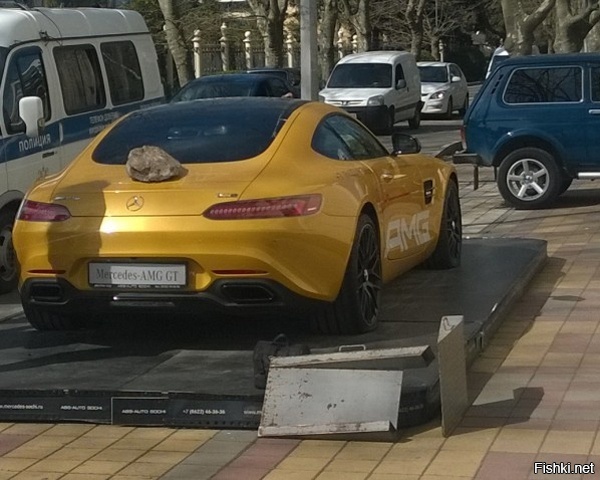 В центре Сочи 4 марта неизвестные повредили рекламный автомобиль