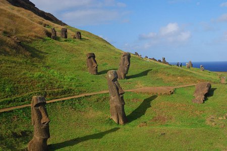 Каменные истуканы острова Пасхи в полный рост: фотографии с раскопок