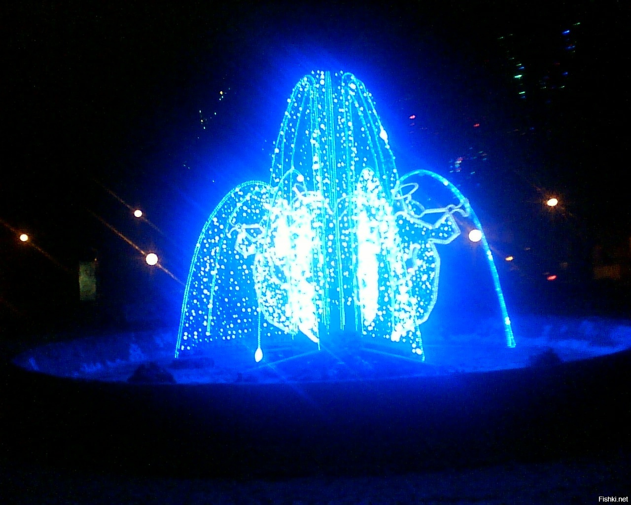 Летом фонтан, зимой - вот