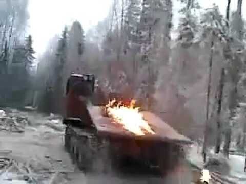Русский лесоруб уничтожает немецкий танк коктейлем Молотова, прикол 