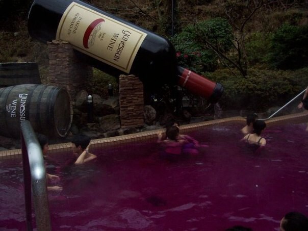 В Японии есть курорт, в котором вместо воды — вино