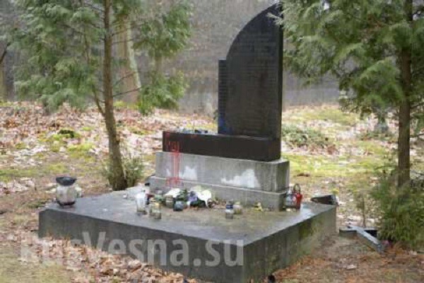 В Польше разбили памятник фашистам из УПА