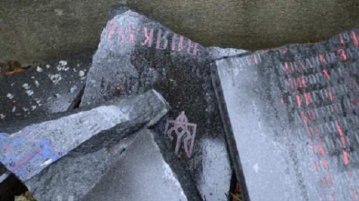 Польша Неизвестные разбили кувалдой памятник фашистским прихвостням, бандеровцам из УПА