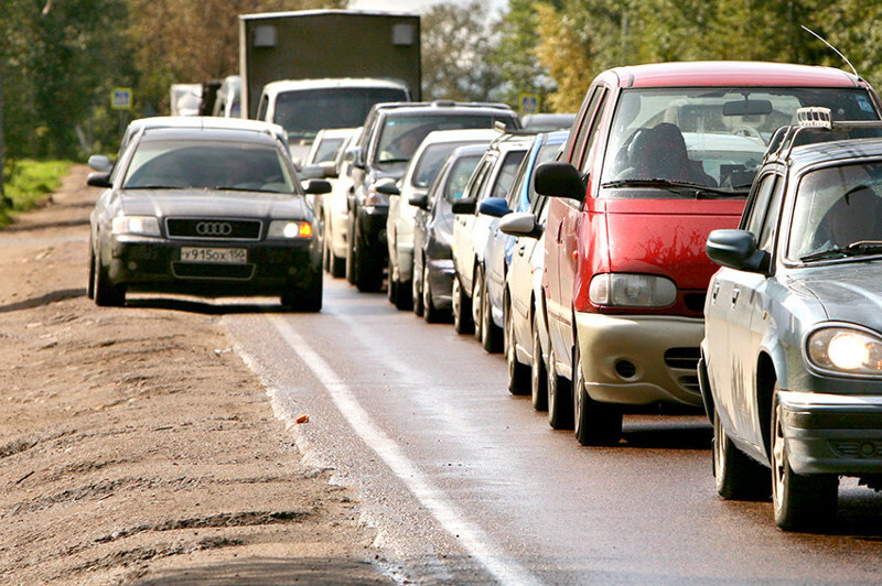 ВС РФ разрешил не уступать дорогу движущимся по обочине машинам