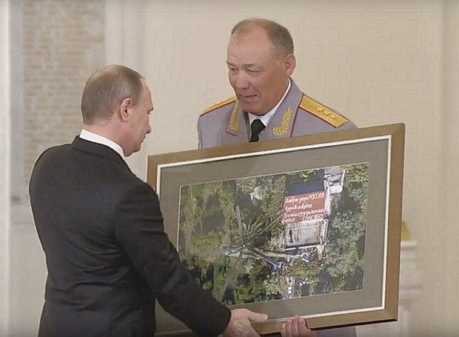 Путин получил в подарок символ благодарности народа Сирии