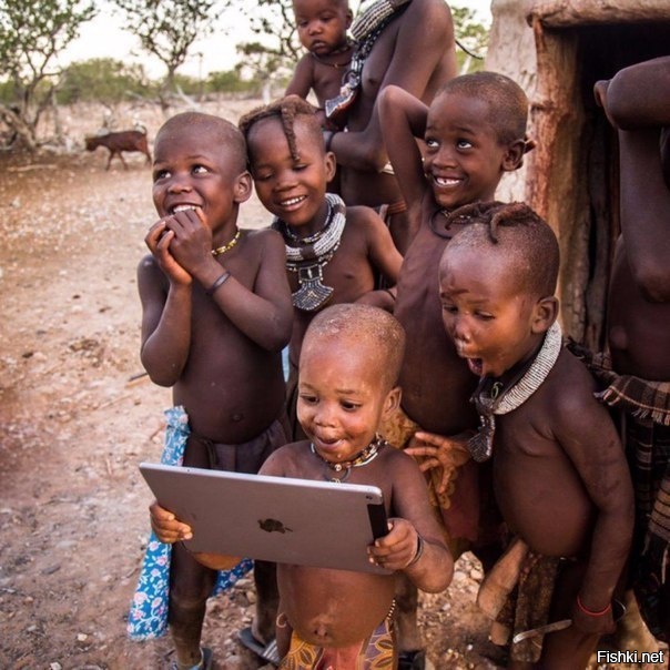 Африканские детишки первый раз видят планшет