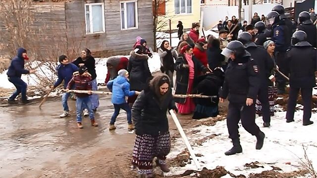 Цыганский бунт в Плеханово закончился решением о сносе 121 дома. Поселок вновь будет газифицирован