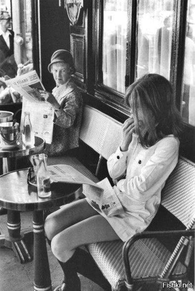 Осуждающий взгляд на мини юбку, Париж, 1969 г